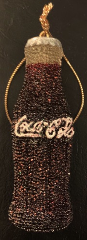 45101-1 € 10,00 coca cola ornament flesje met glitters.jpeg